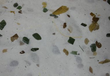 Бумага №17 однотонная с вкраплениями листьев и травы белая ― Hobby-Land